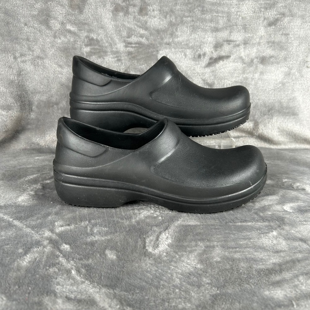 Crocs Neria Pro II Clogs Womens 8 Black Slip Resistant Work Shoes Nursing 204045